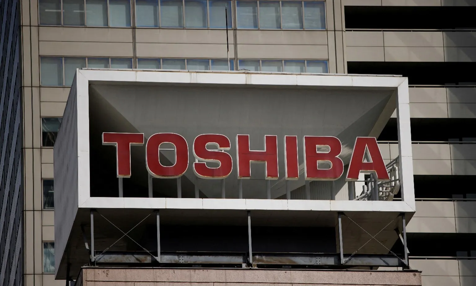 Toshiba hủy niêm yết sau 74 năm và sắp đổi chủ