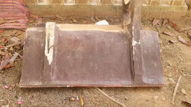 Ghế đá đè chết bé trai 7 tuổi