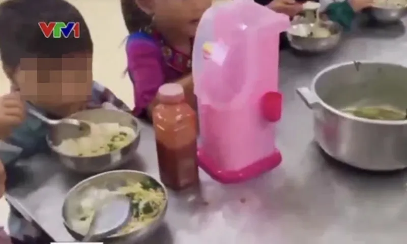 Vụ 11 học sinh ăn hai gói mì chan cơm: UBND Lào Cai báo cáo Thủ tướng