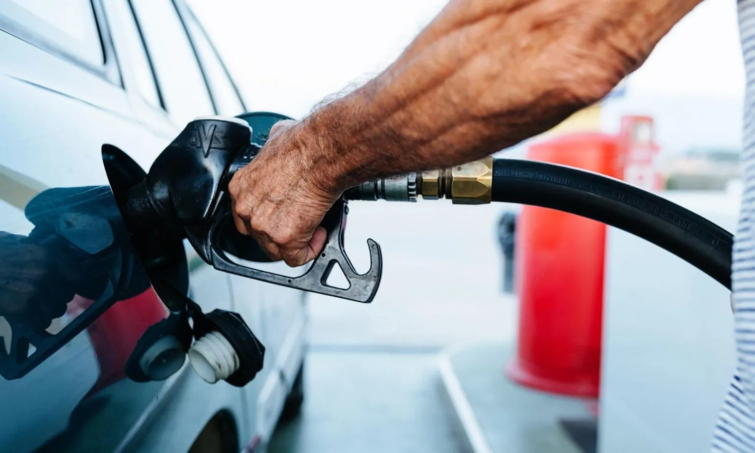 Chiều 28/12: Giá xăng E5 giảm, RON 95 giữ nguyên, dầu diesel tăng