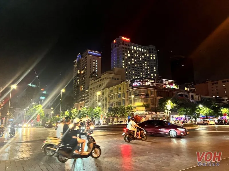 TPHCM: Hàng loạt biển quảng cáo lớn tắt điện sau 22 giờ