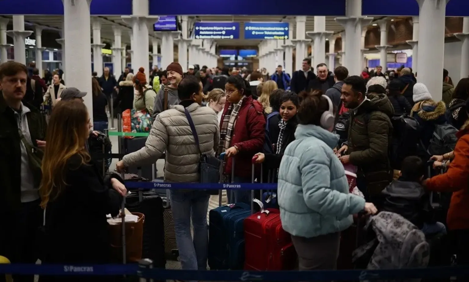 Anh: Eurostar hủy 14 chuyến tàu do đường hầm bị ngập