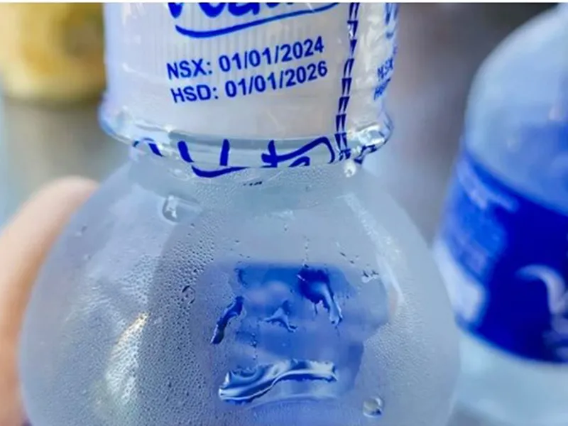 Chưa hết năm 2023 mà có chai nước sản xuất năm 2024!