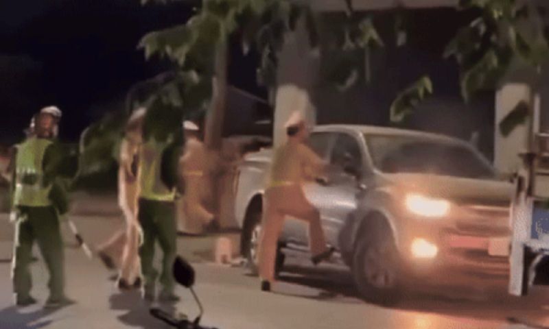 Tạm giữ tài xế tông vào ô tô chuyên dụng CSGT rồi cố thủ trong xe