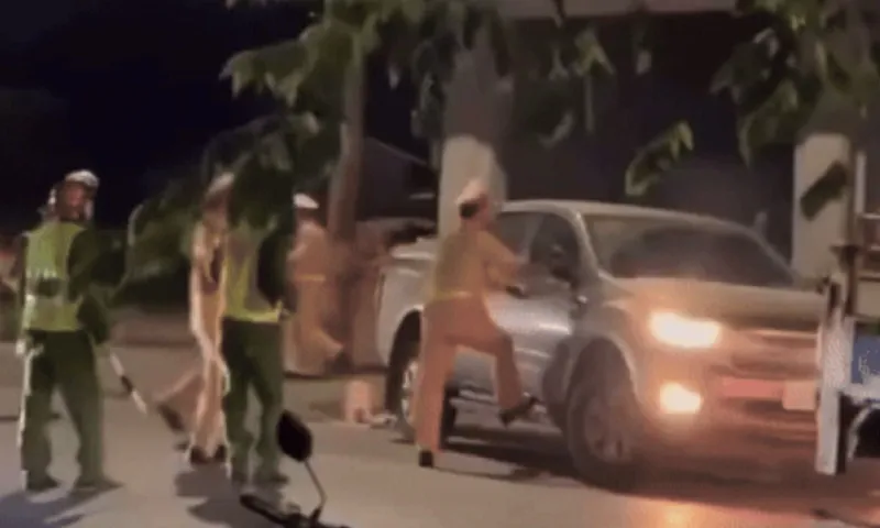 Tạm giữ tài xế tông vào ô tô chuyên dụng CSGT rồi cố thủ trong xe