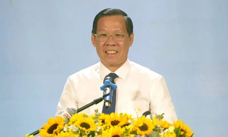 Chủ tịch Phan Văn Mãi mong thanh thiếu nhi nuôi dưỡng tình yêu lớn với đất nước, thành phố