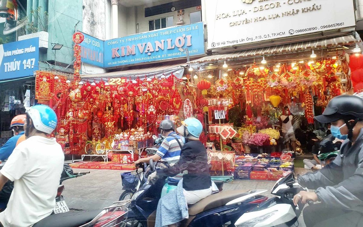Thị trường đồ trang trí Tết vào mùa