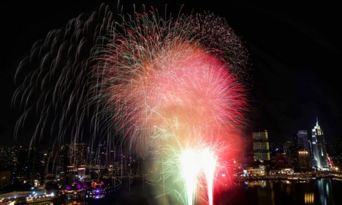 Pháo hoa rực rỡ mừng năm mới 2024