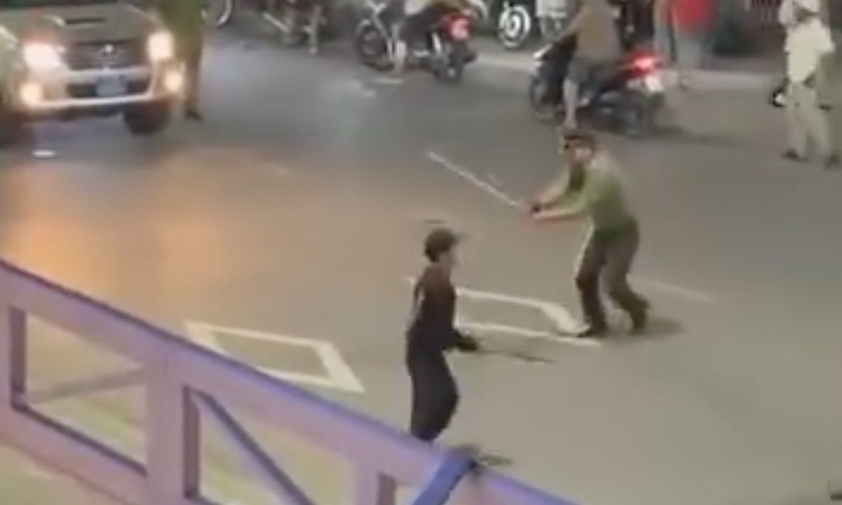 Côn đồ vung mã tấu chém thiếu tá công an khi bị trấn áp