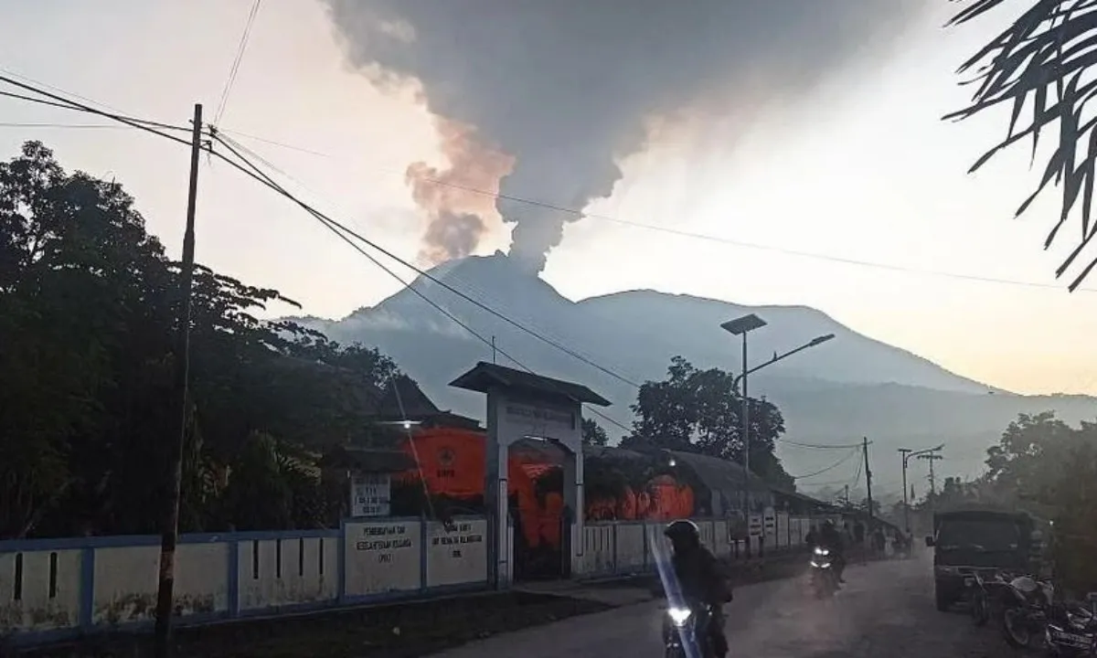 Núi lửa tại Indonesia phun trào khiến 2.000 người sơ tán