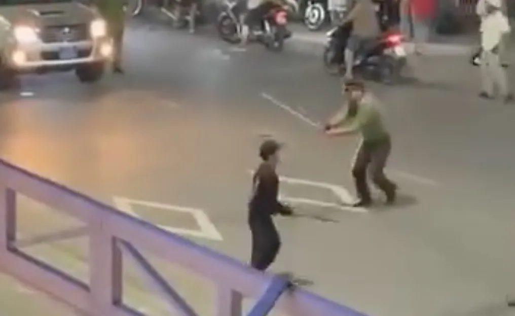 Bắt kẻ cầm mã tấu chém loạn xạ trên đường