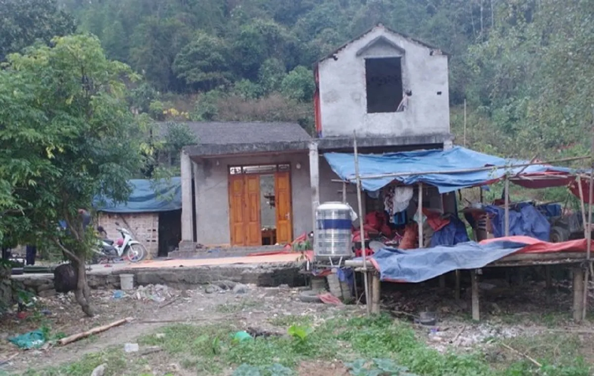 Chồng chém vợ trọng thương trước mặt con dâu và các cháu