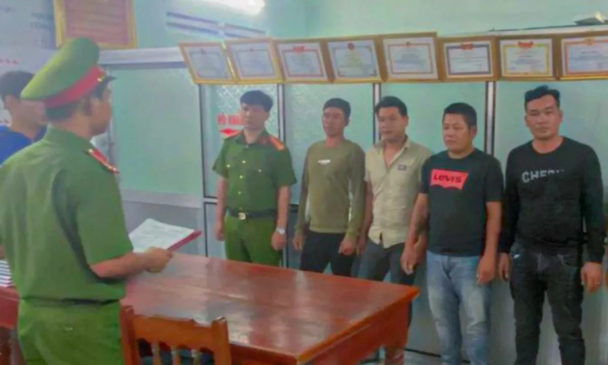Nhóm thanh niên kéo đến chốt trực hành hung tổ an ninh xung kích