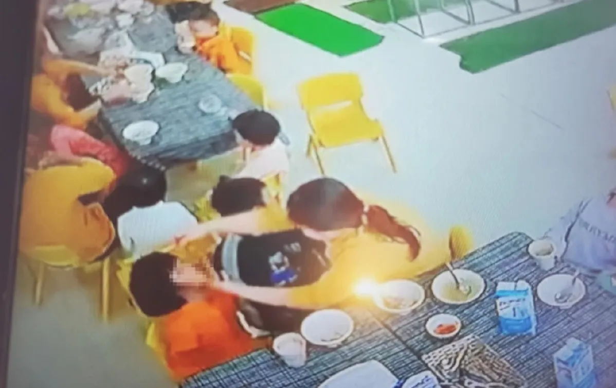 Buộc thôi việc nhân viên giữ trẻ bạo hành bé gái 3 tuổi