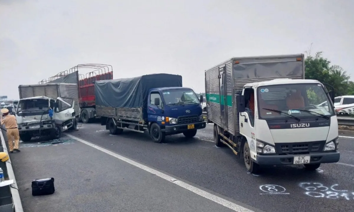 5 ôtô va chạm trên cao tốc TPHCM - Trung Lương, ùn tắc kéo dài