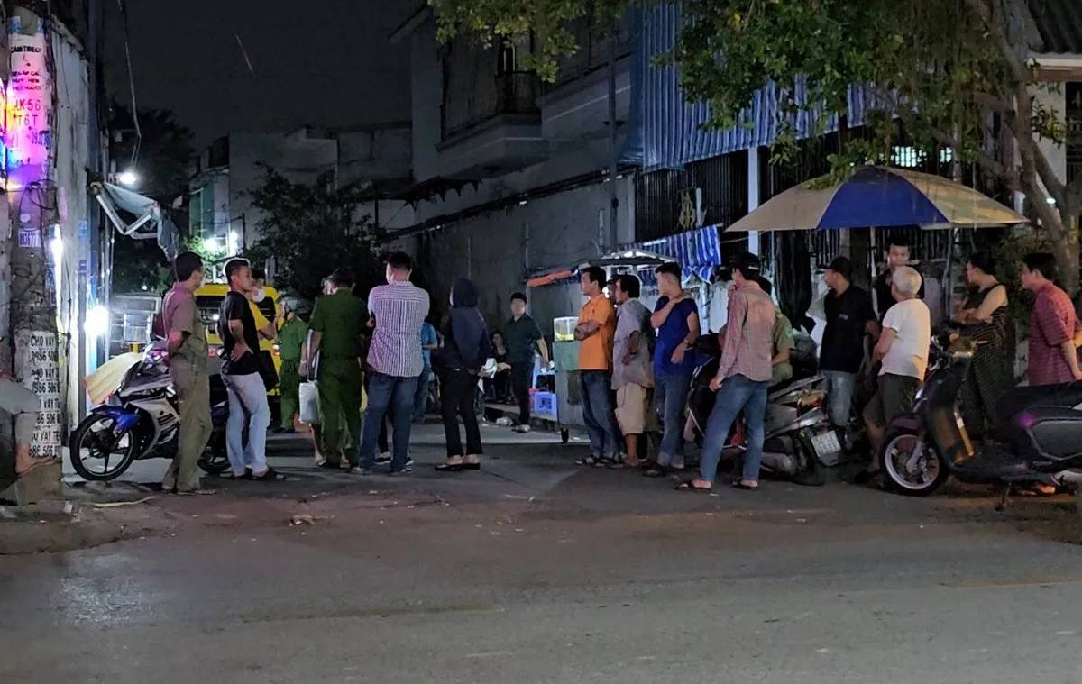 Người đàn ông ngồi trên xe máy ngã xuống chết bất thường