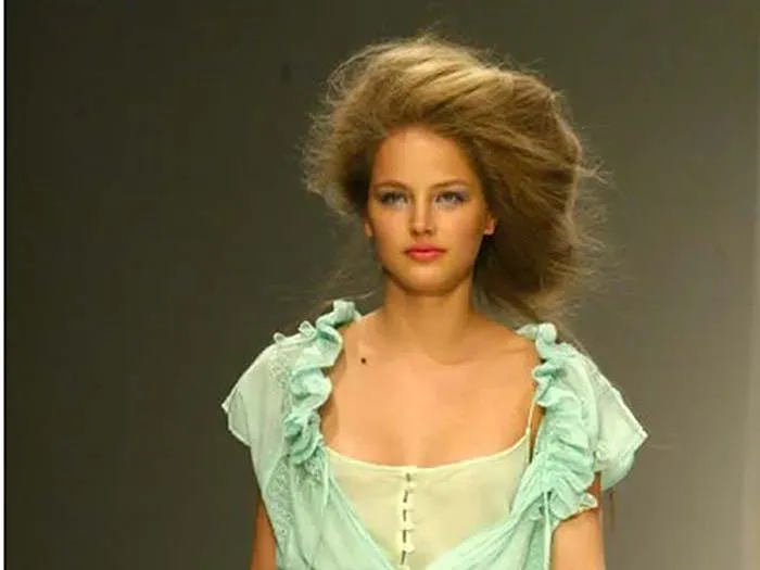 Vì sao siêu mẫu “trang bìa”, từng tới hòn đảo của Epstein, tự vẫn?