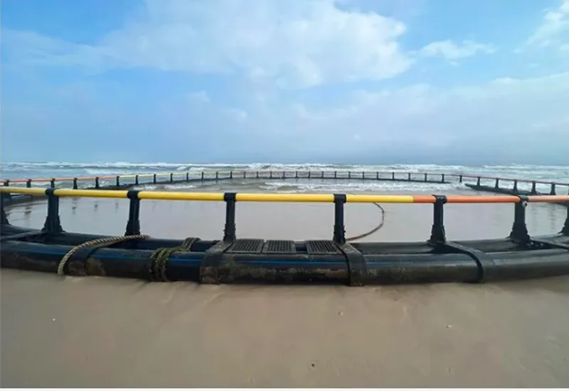 Lồng bè, tàu vô chủ trôi dạt vào biển Quảng Trị