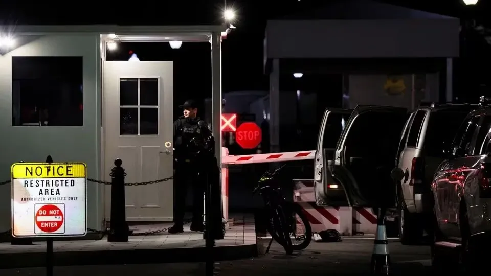 Mỹ: Đâm xe trước cửa Nhà Trắng, tài xế bị bắt giữ