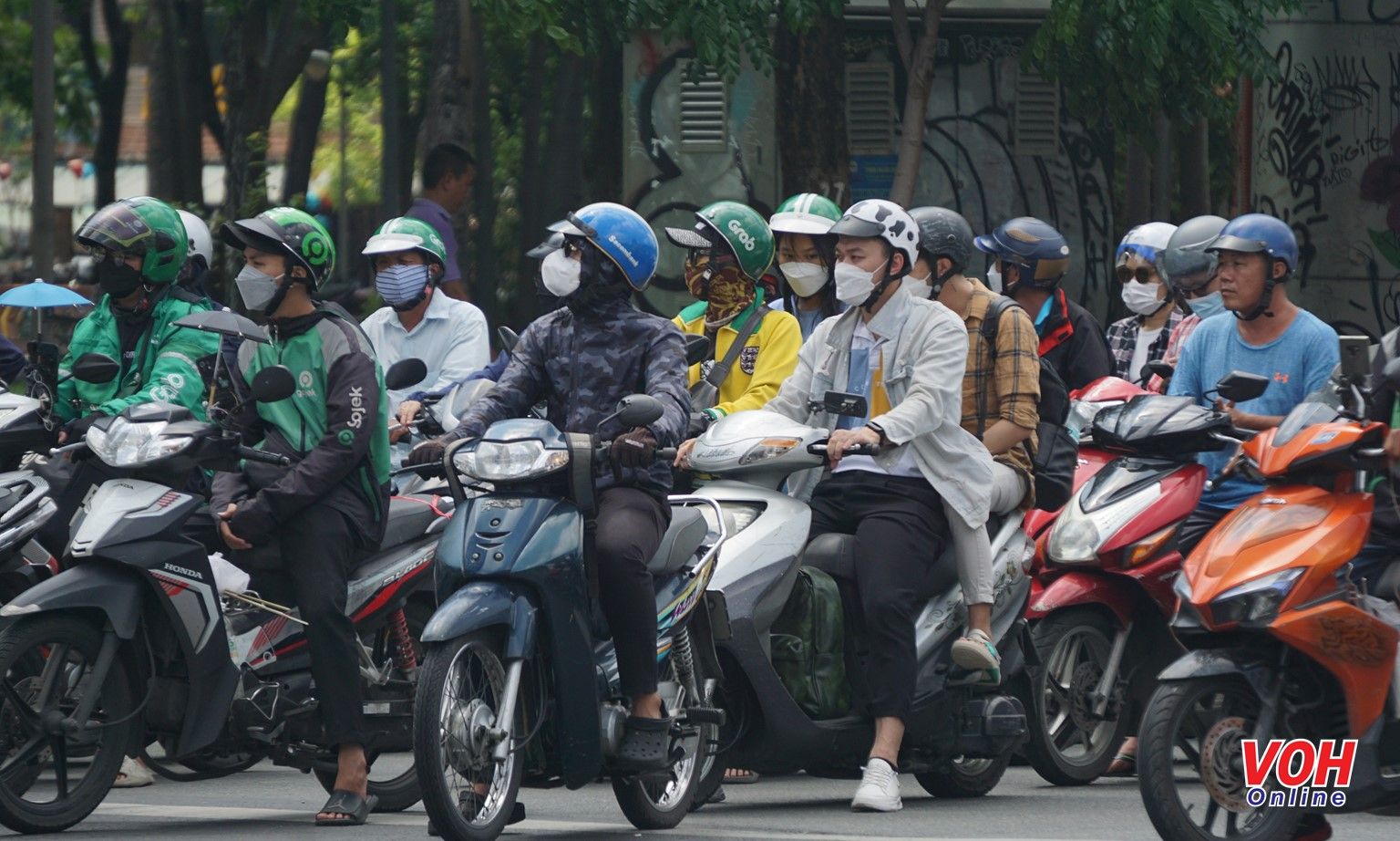 Cán bộ, đảng viên, công chức, viên chức phải nêu gương trong việc chấp hành luật giao thông