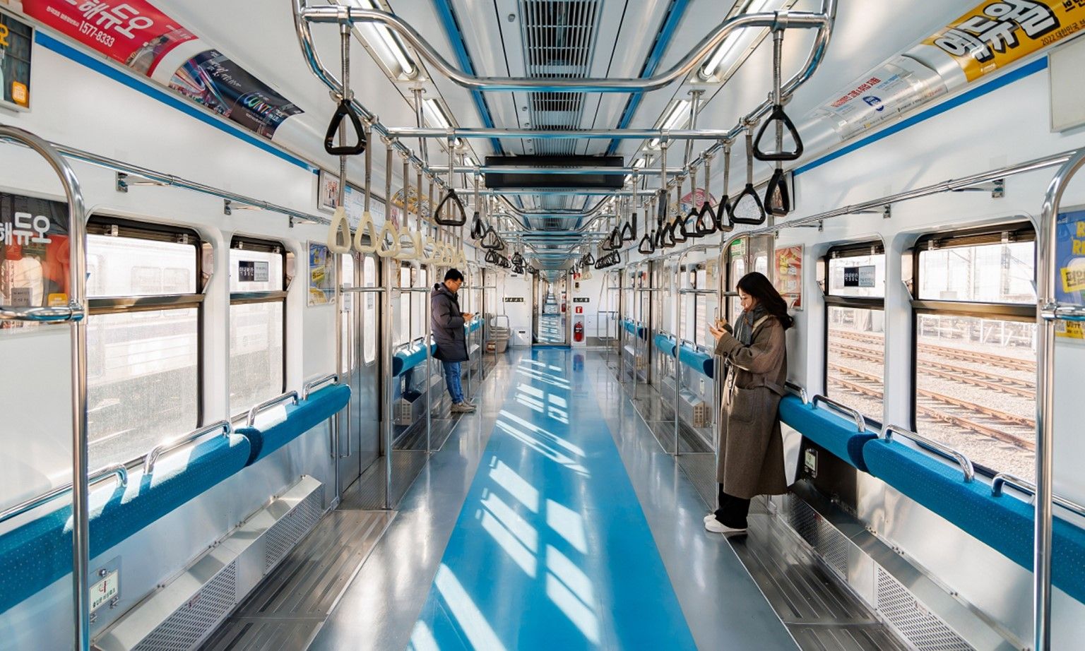 Hàn Quốc: Tàu điện ngầm Seoul chính thức có toa không ghế ngồi
