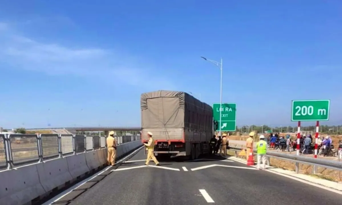 Truy đuổi tài xế xe tải né kiểm tra, lao xe vào CSGT trên cao tốc Vĩnh Hảo - Phan Thiết