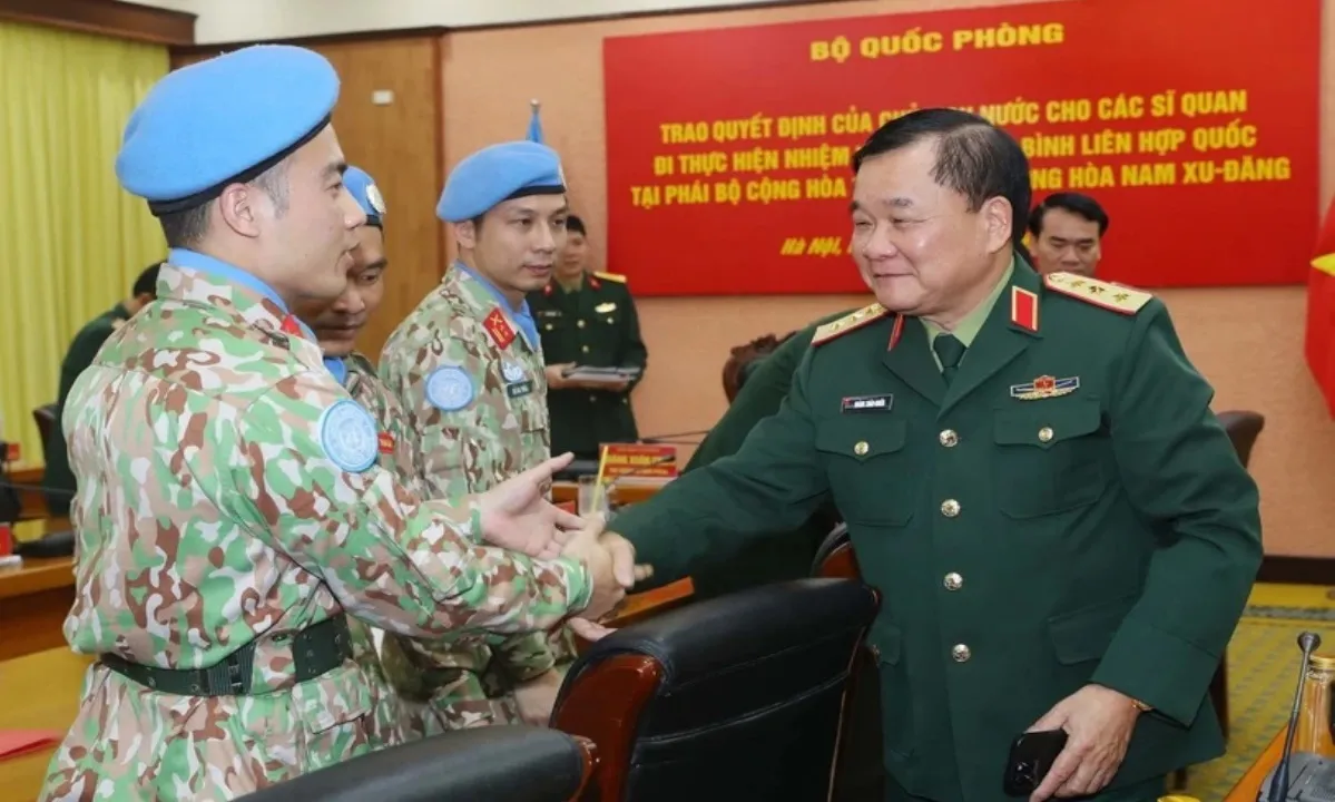 Trao quyết định cho 5 sĩ quan lên đường thực hiện nhiệm vụ Gìn giữ Hòa bình Liên Hợp Quốc