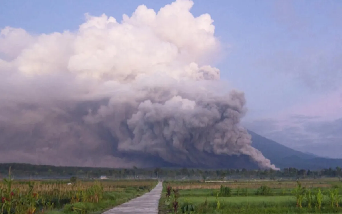 Indonesia: Đóng cửa một sân bay vì núi lửa phun trào