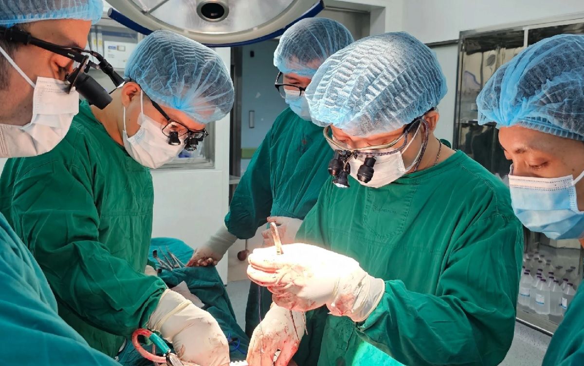 Bóc tách thành công u khổng lồ gây khó thở, đau ngực