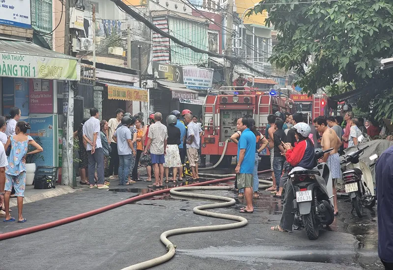 Cháy nhà trên tầng cao, 2 trẻ em thoát nạn