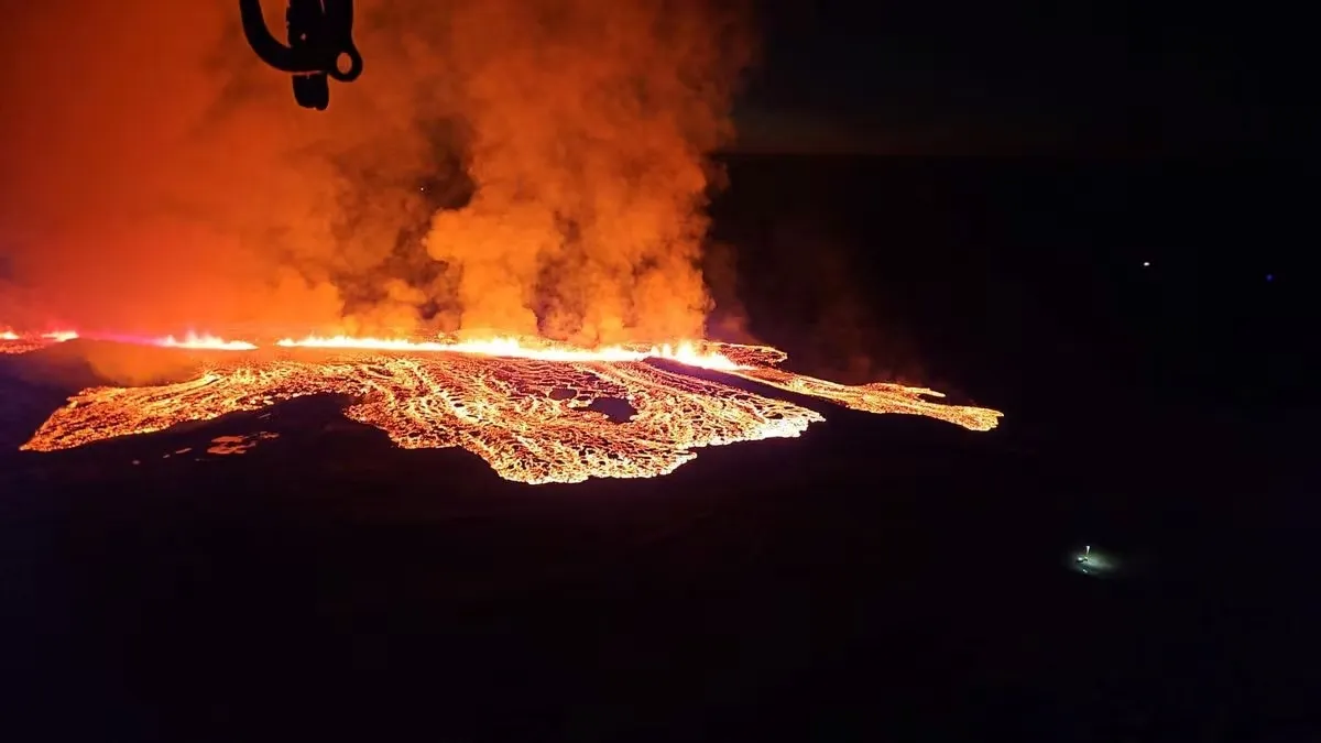 Núi lửa phun trào ở Iceland, dung nham tràn đến nhà dân