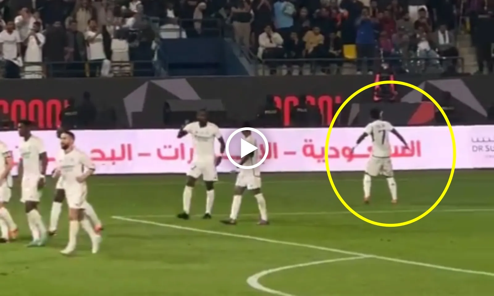 VIDEO: Vinicius siu ăn mừng, fan Real Madrid đồng loạt làm điều đặc biệt dành cho Ronaldo ở phút thứ 7