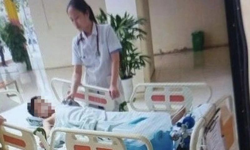 Hai em nhỏ hôn mê sau khi quà vặt mua tiệm tạp hoá