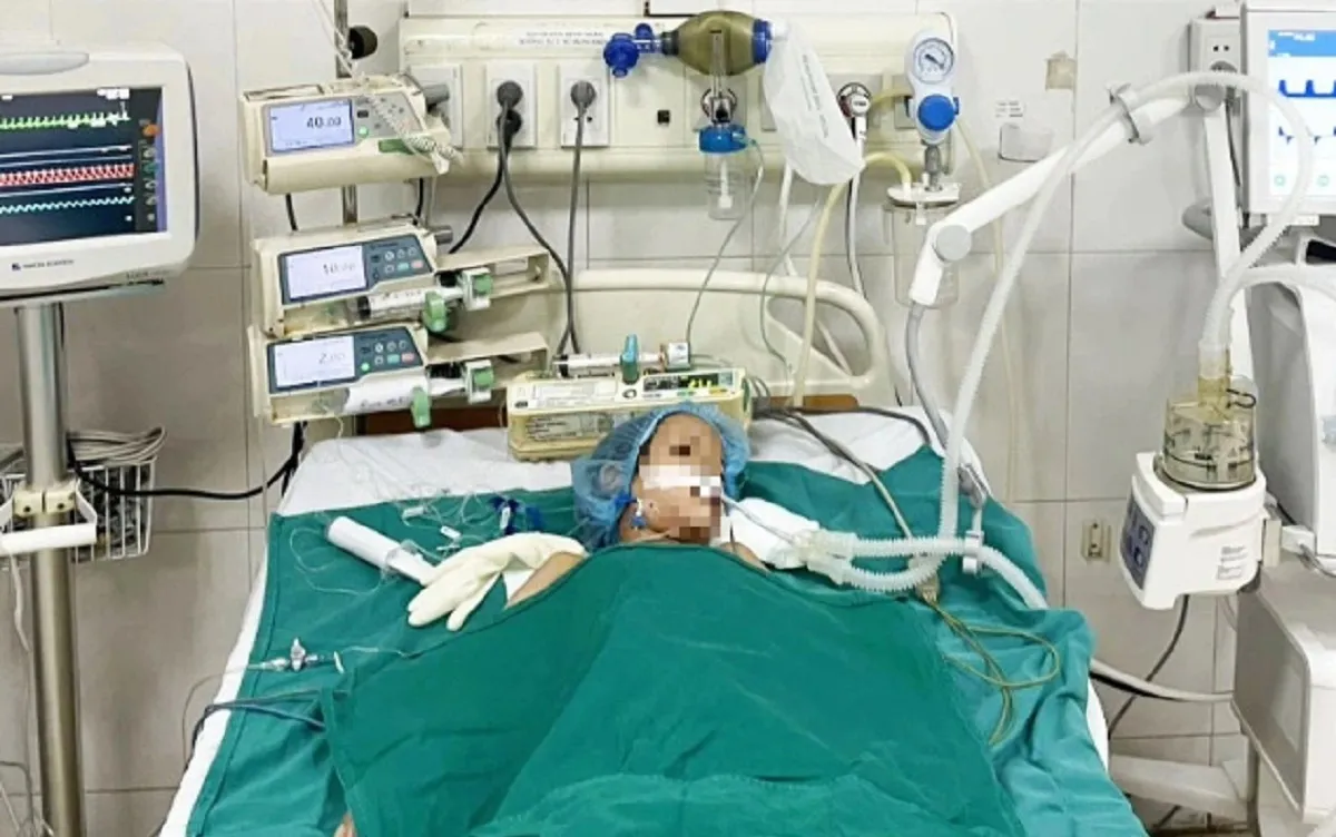 Ăn kẹo dẻo bán ở cổng trường, bé 6 tuổi hôn mê