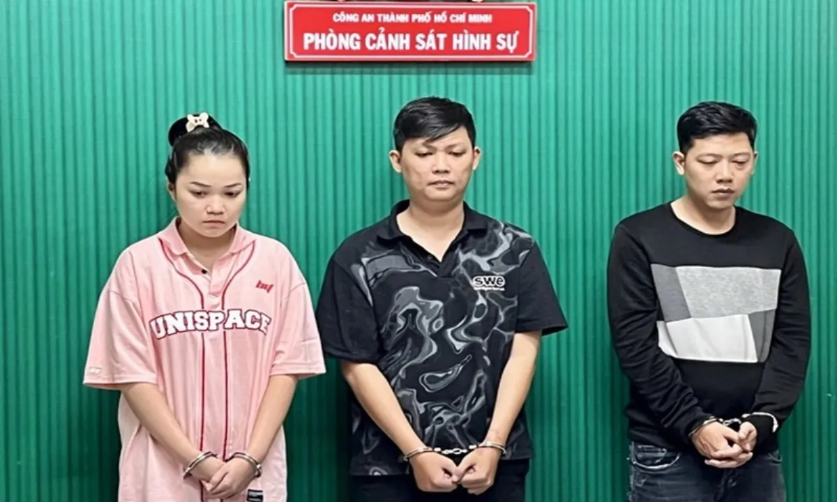Bắt nhóm cho vay lãi nặng ép bạn gái con nợ ký giấy vay tiền