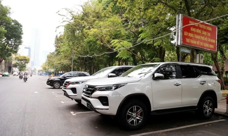 Vướng mắc triển khai thu phí lòng đường, hè phố tại TPHCM
