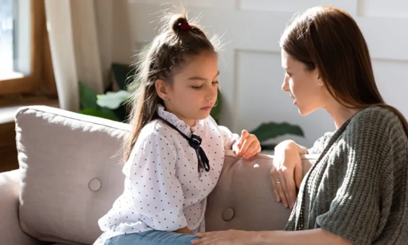 Cha mẹ nên làm gì để giúp trẻ bớt lo lắng?