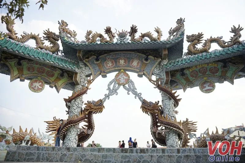 Phù Châu Miếu - Ngôi Miếu Nổi có tuổi đời gần 300 năm với hơn 100 bức tượng rồng