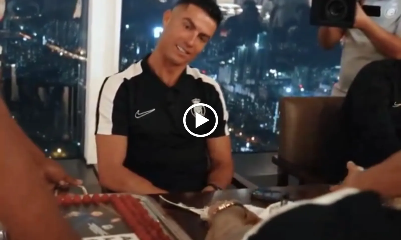 VIDEO: Ronaldo rưng rưng nghẹn ngào nhận món quà vĩ đại nhất lịch sử từ Al Nassr