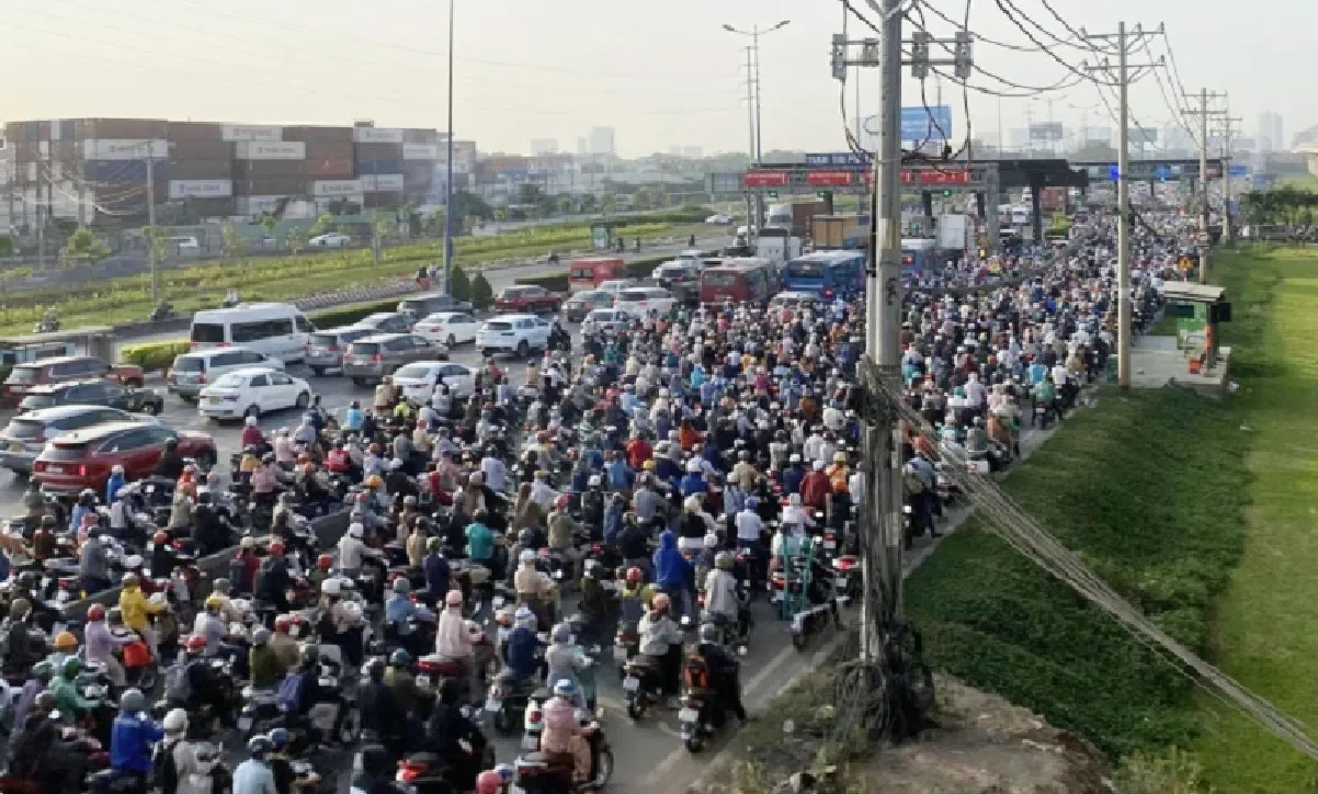 Ùn tắc khu vực cửa ngõ phía Đông TPHCM do sự cố thi công dự án metro