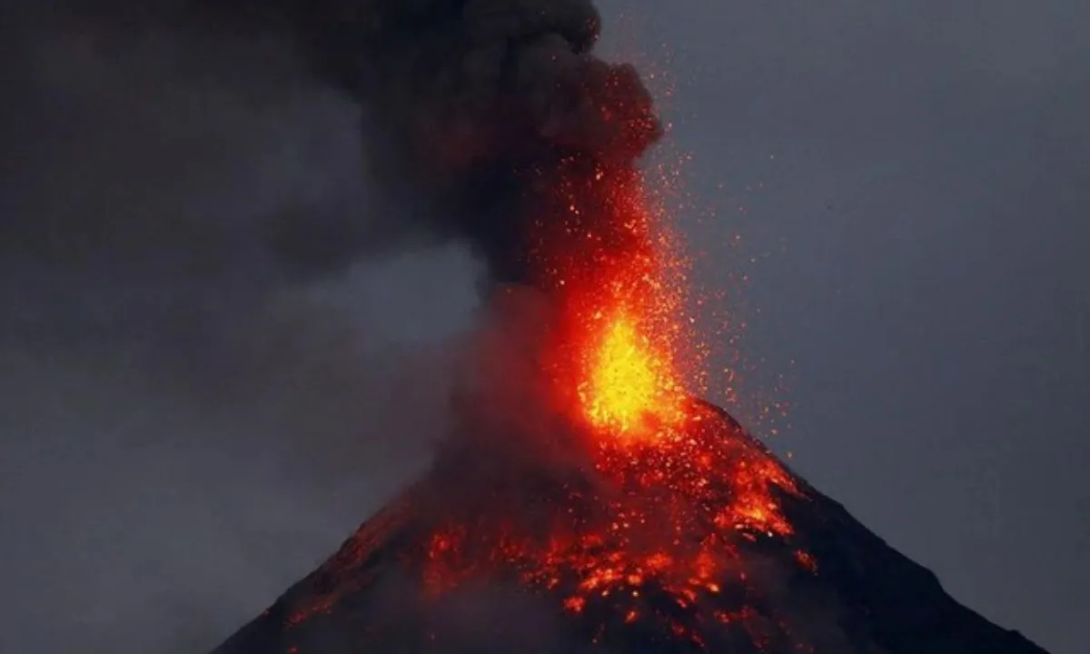 Núi lửa phun trào khiến hàng ngàn người sơ tán ở Indonesia