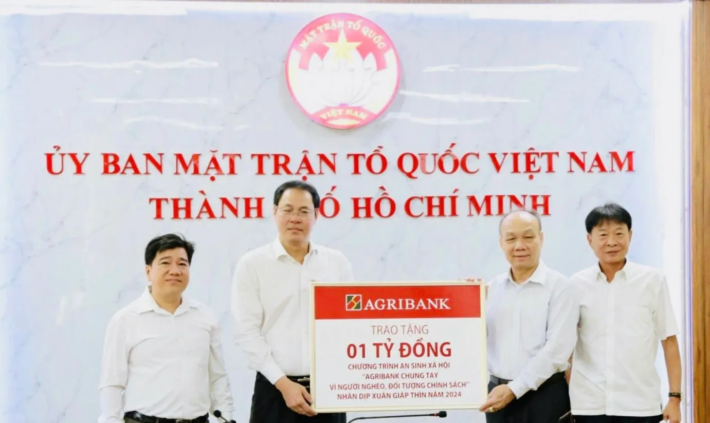 Agribank ủng hộ Quỹ Vì người nghèo TPHCM 1 tỷ đồng