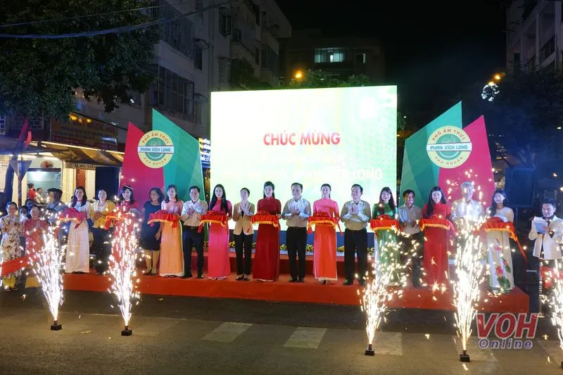 Phố ẩm thực Phan Xích Long chính thức khai trương