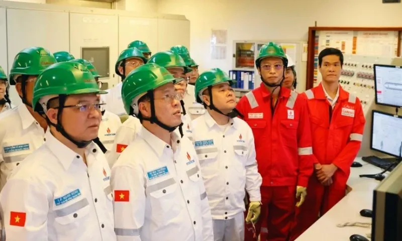 Chủ tịch nước chúc Tết công nhân giàn khai thác dầu khí Cửu Long JOC