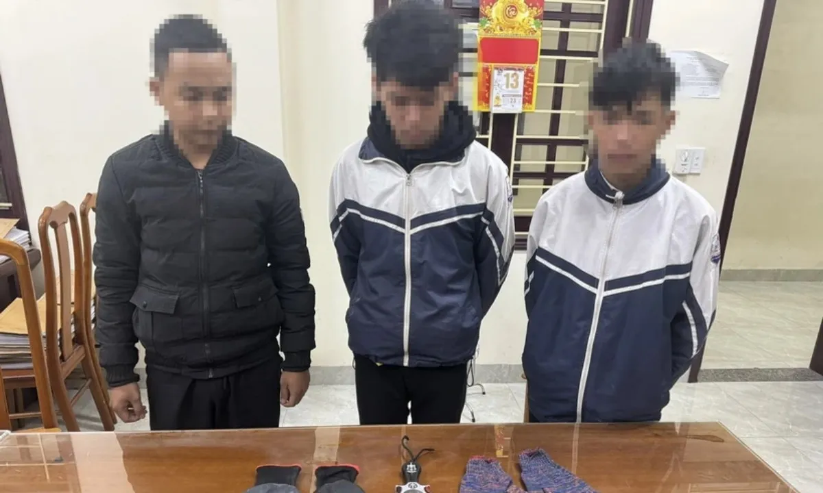 Phá cửa kính xe ôtô trộm tài sản bán lấy tiền chơi game