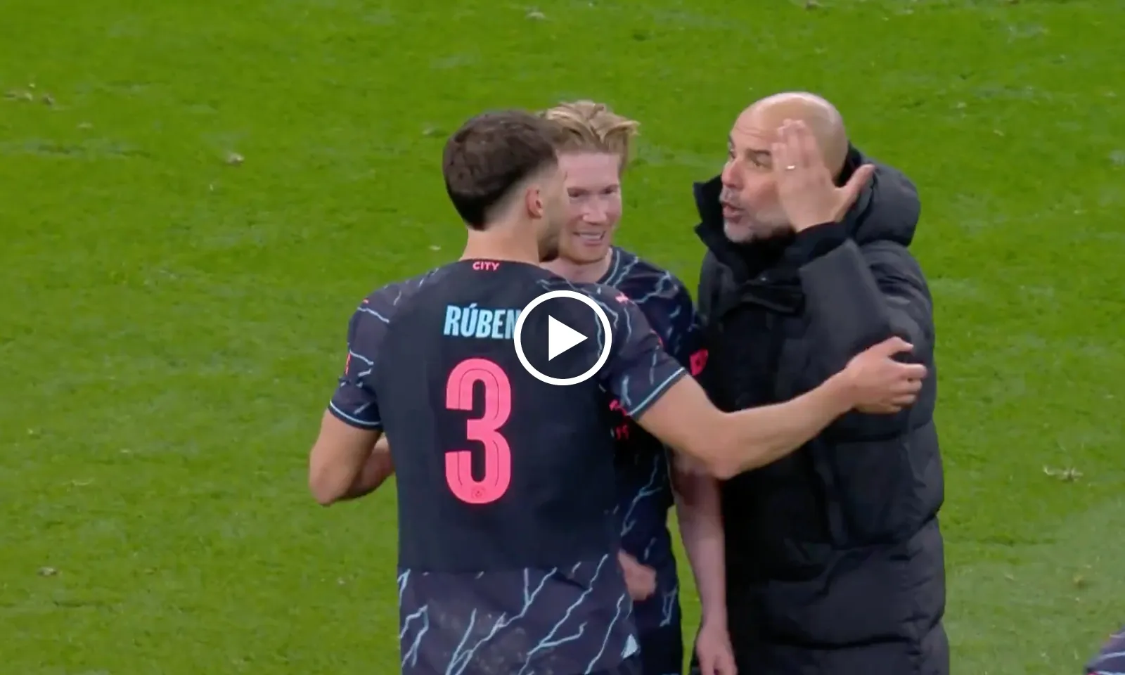 VIDEO: Pep vừa ôm hôn De Bruyne, vừa nạt nộ 2 sao Man City