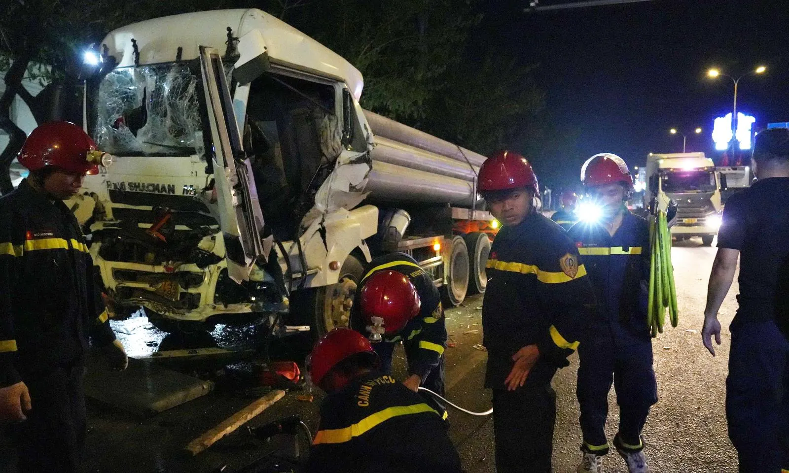 Tai nạn giao thông, 15 cọc bê tông đè bẹp cabin, tài xế kẹt cứng trong xe