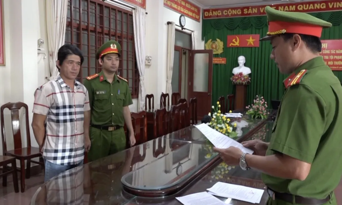 Hút trộm cát sông nhiều lần, người đàn ông bị khởi tố