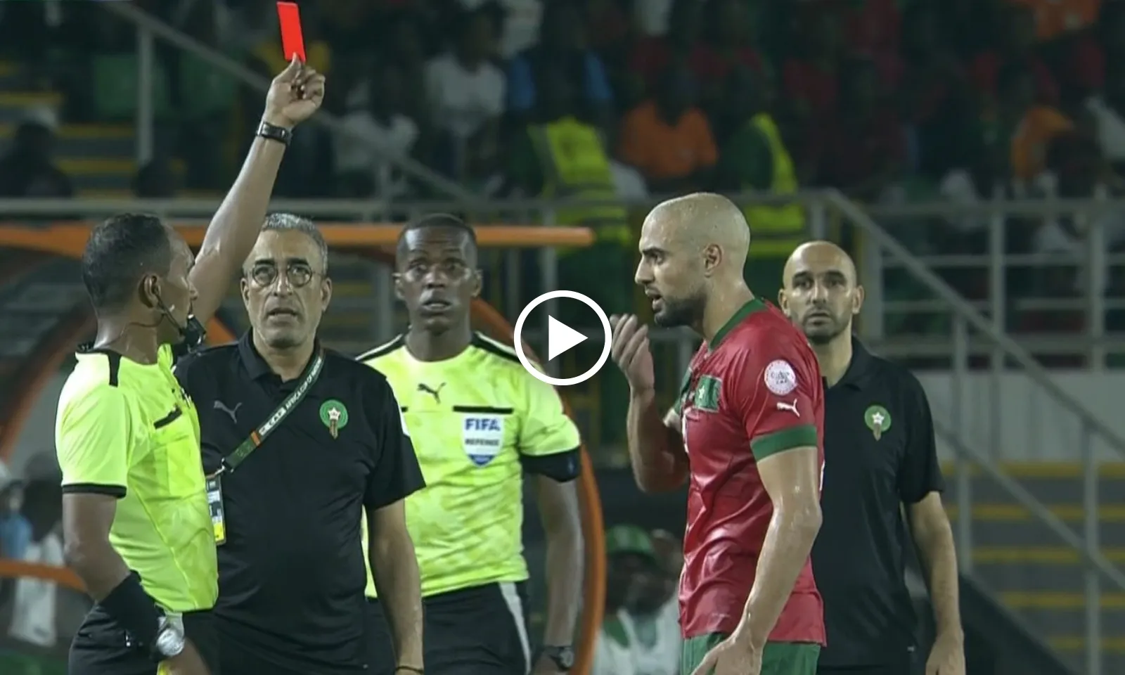 VIDEO: Sao MU bị đuổi khỏi sân hai lần, đòn hy sinh trở thành công cốc tại AFCON