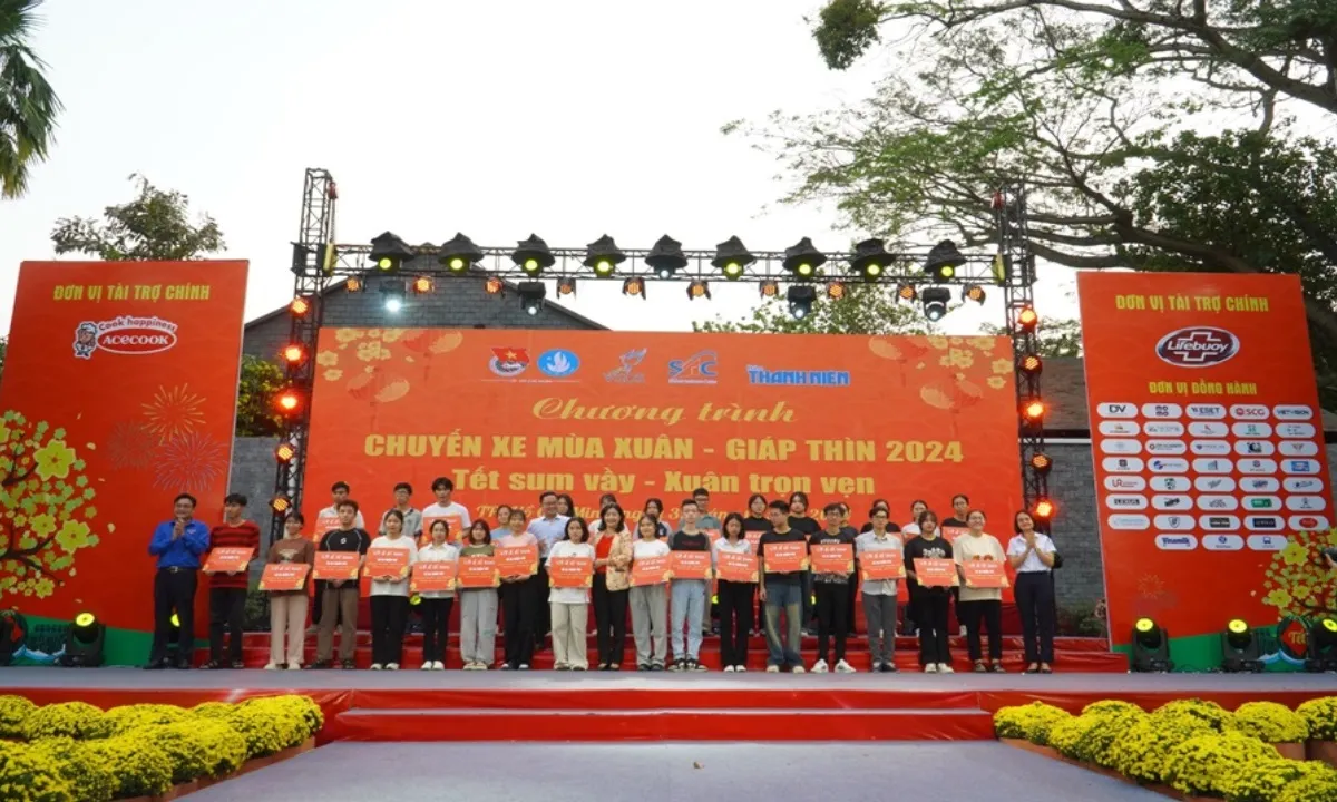 “Chuyến xe mùa xuân” 2024 đưa 2.200 sinh viên khó khăn về quê đón Tết